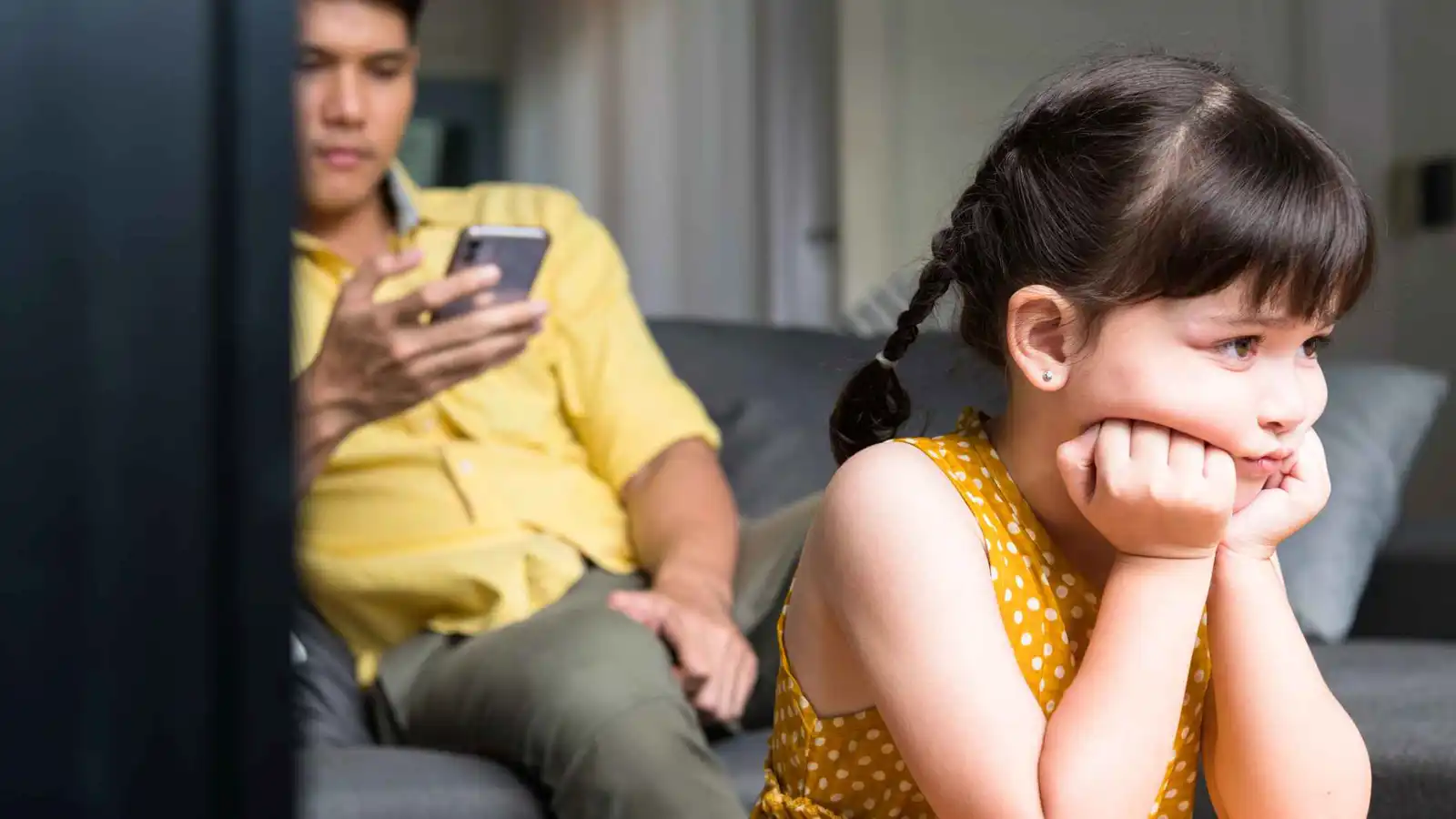 إحصائيات مرعبة.. هل يسرق الهاتف أجمل لحظاتك مع أطفالك؟