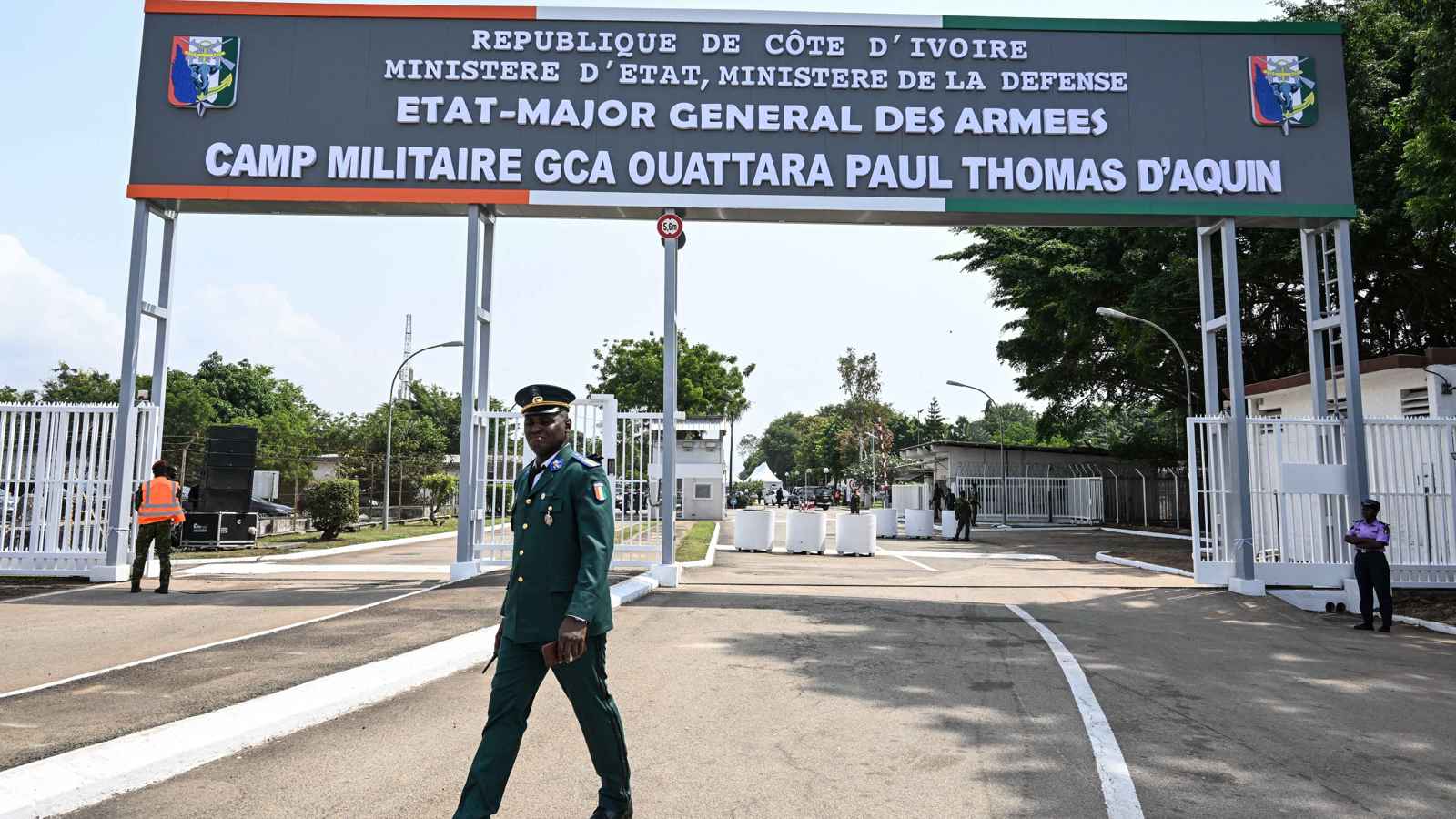 فرنسا تسلم قاعدتها العسكرية في ساحل العاج