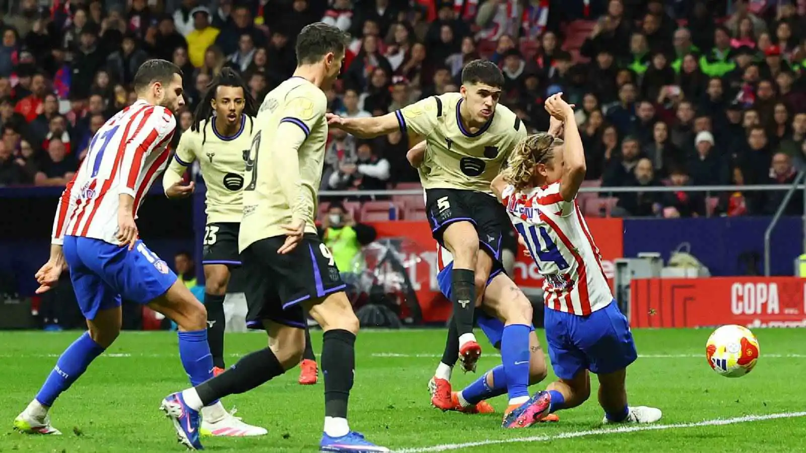 "أرشيفو فار" يفجر مفاجأة حول هدف برشلونة الملغى ضد أتلتيكو  (صورة)