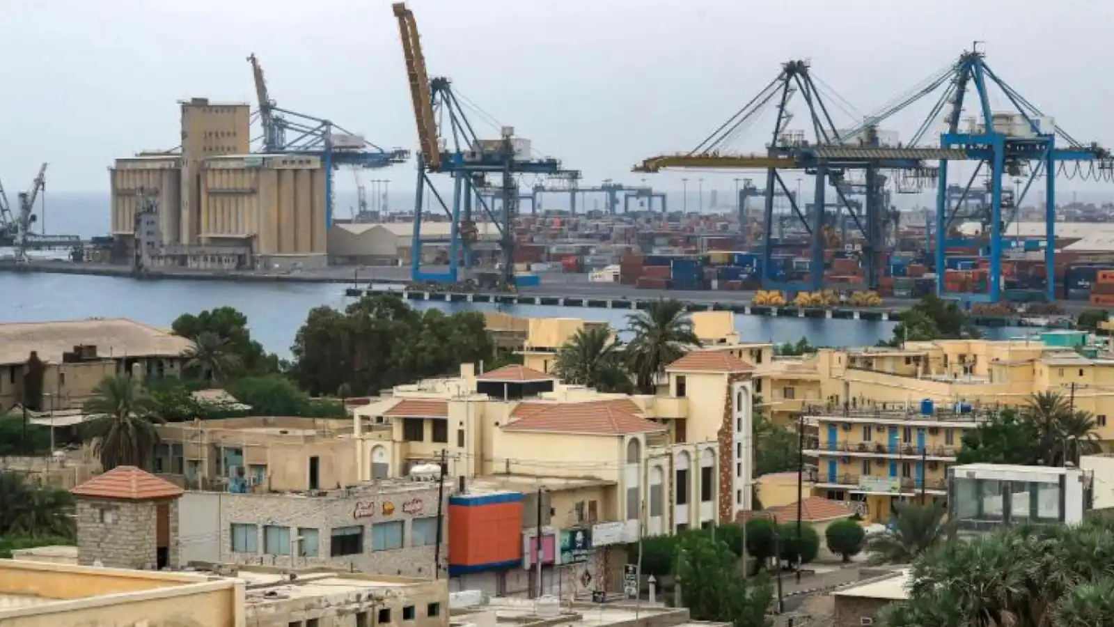 من  شريان إنساني إلى أداة حصار.. كيف حول البرهان ميناء بورتسودان لـ"سلاح تجويع"؟