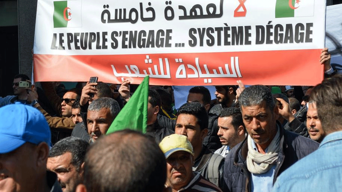 مئات المحامين الجزائريين ينظمون وقفة احتجاجية على ترشح بوتفليقة (فيديو)