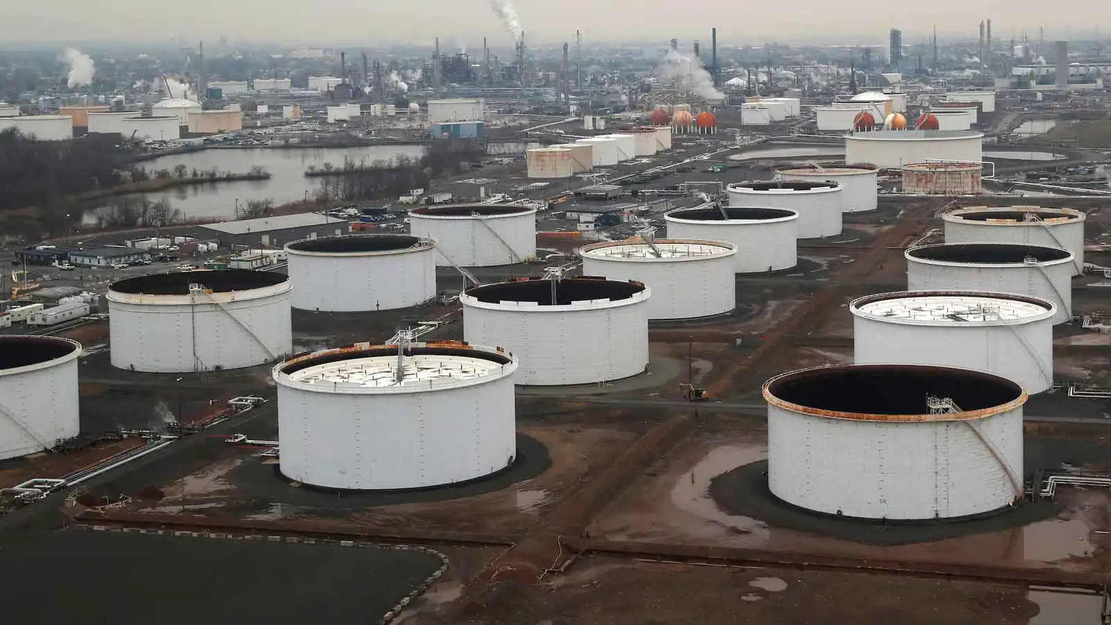 مع تفاقم أزمة النفط.. الطاقة الدولية تقترح إجراء "أكبر سحب في التاريخ"