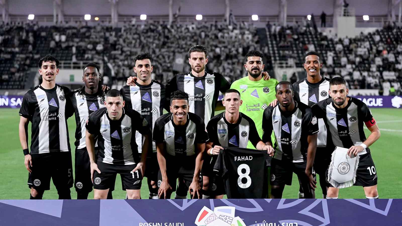 مشادة حادة بين نجمي الشباب السعودي بسبب ركلة جزاء (فيديو)