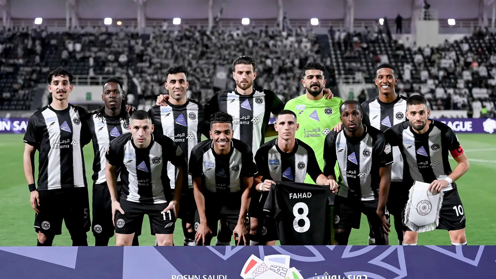 مشادة حادة بين نجمي الشباب السعودي بسبب ركلة جزاء (فيديو)