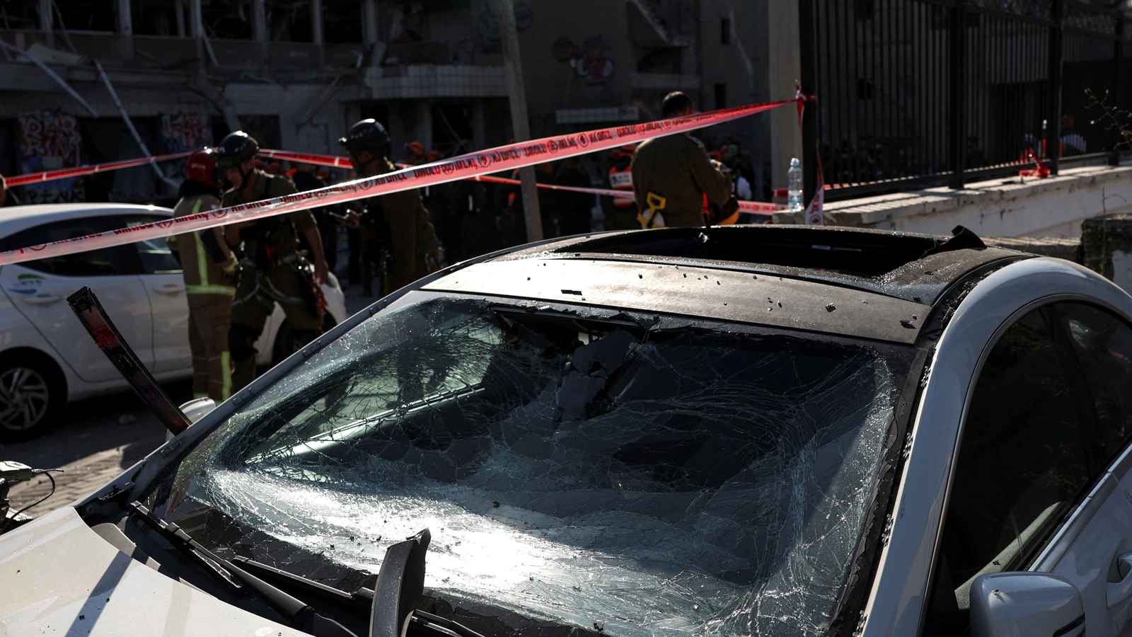 بعد ضربة ترامب.. إيران تهاجم إسرائيل بعشرات الصواريخ (فيديو)