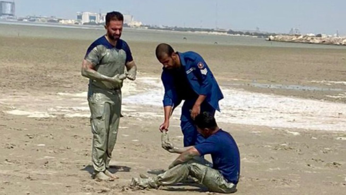 إنقاذ شابين غرقا في طين شاطئ الصليبخات في الكويت (فيديو)