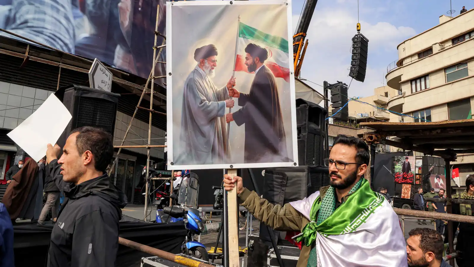 المرشد "العنيد" يتحدى الغرب.. هل ينقذ النظام الإيراني أو يُسرّع سقوطه؟