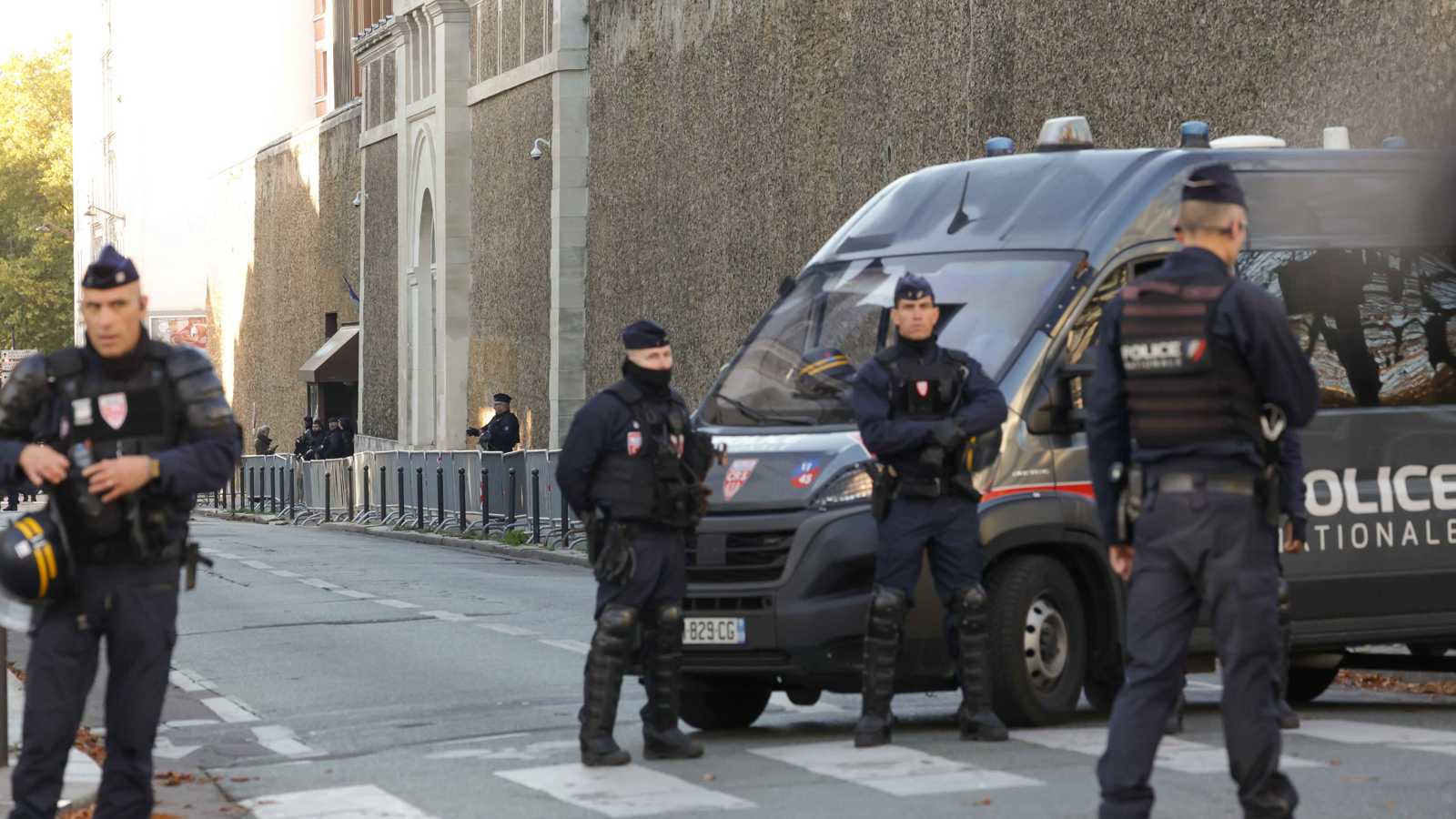 "سننتقم للقذافي".. محاكمة سجينين هددا ساركوزي بالقتل