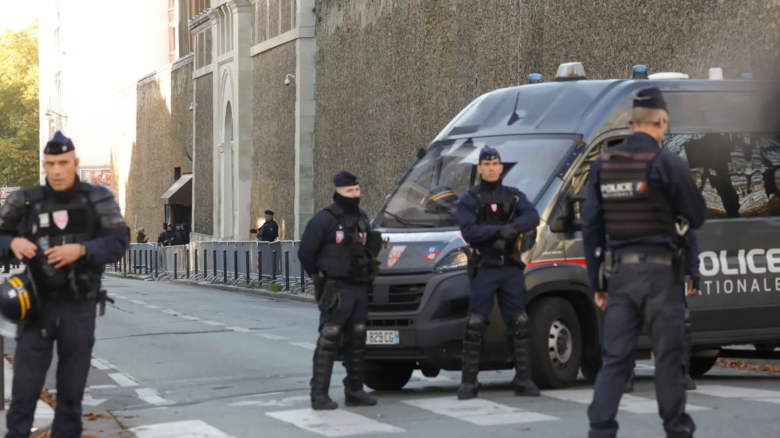 "سننتقم للقذافي".. محاكمة سجينين هددا ساركوزي بالقتل