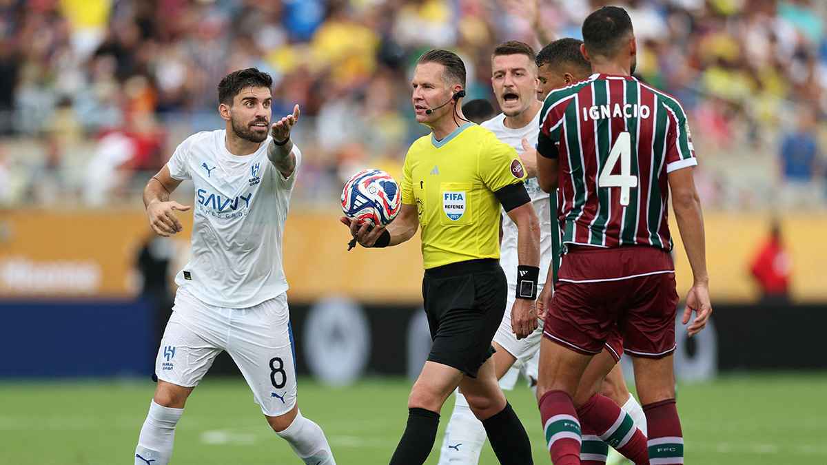 سمير عثمان يشن هجوما على حكم مباراة الهلال وفلومينينسي (فيديو)