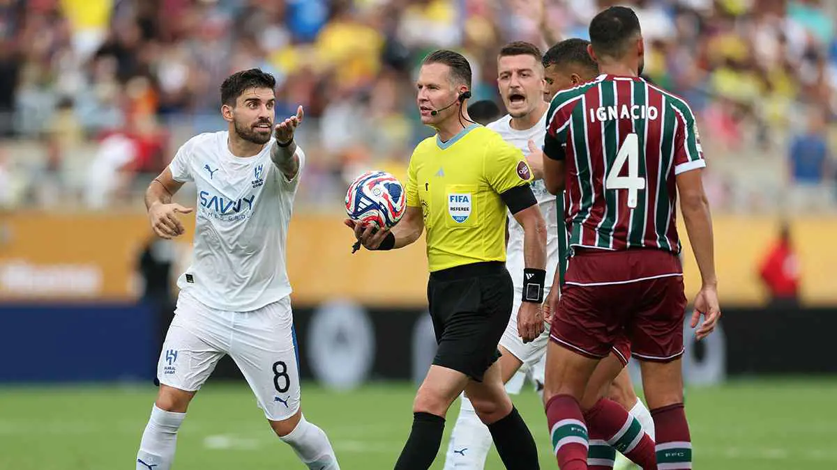 سمير عثمان يشن هجوما على حكم مباراة الهلال وفلومينينسي (فيديو)