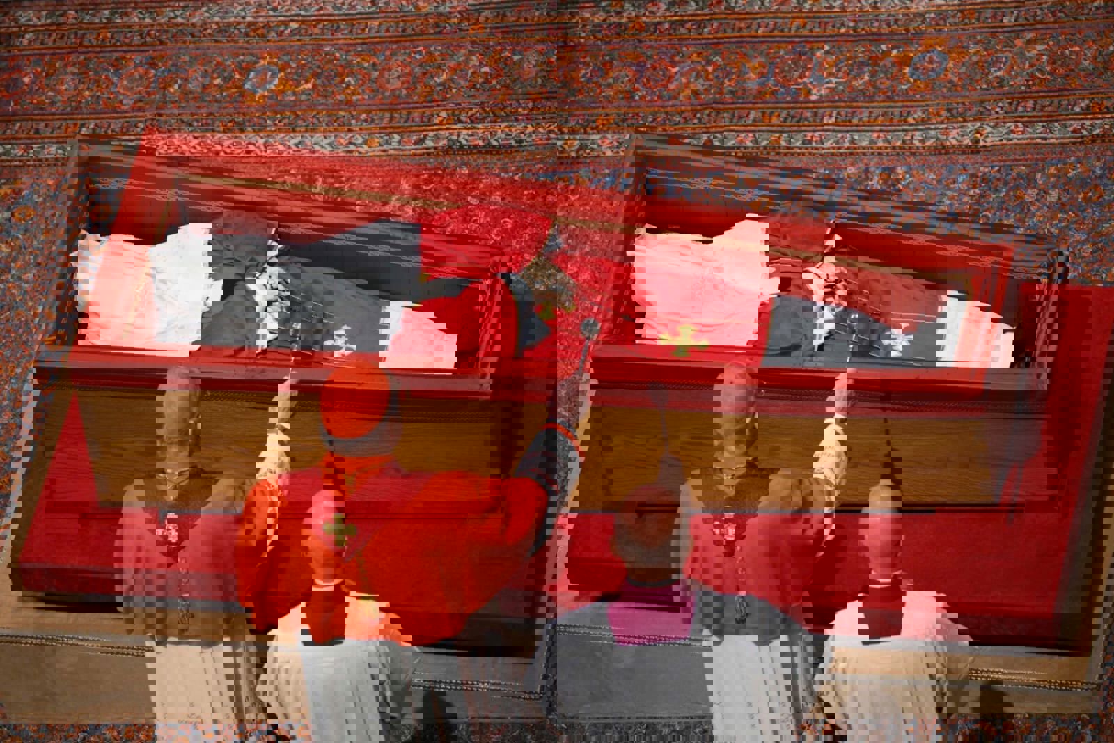 مراسم "ختم النعش".. عملات وميداليات داخل تابوت البابا (صور)