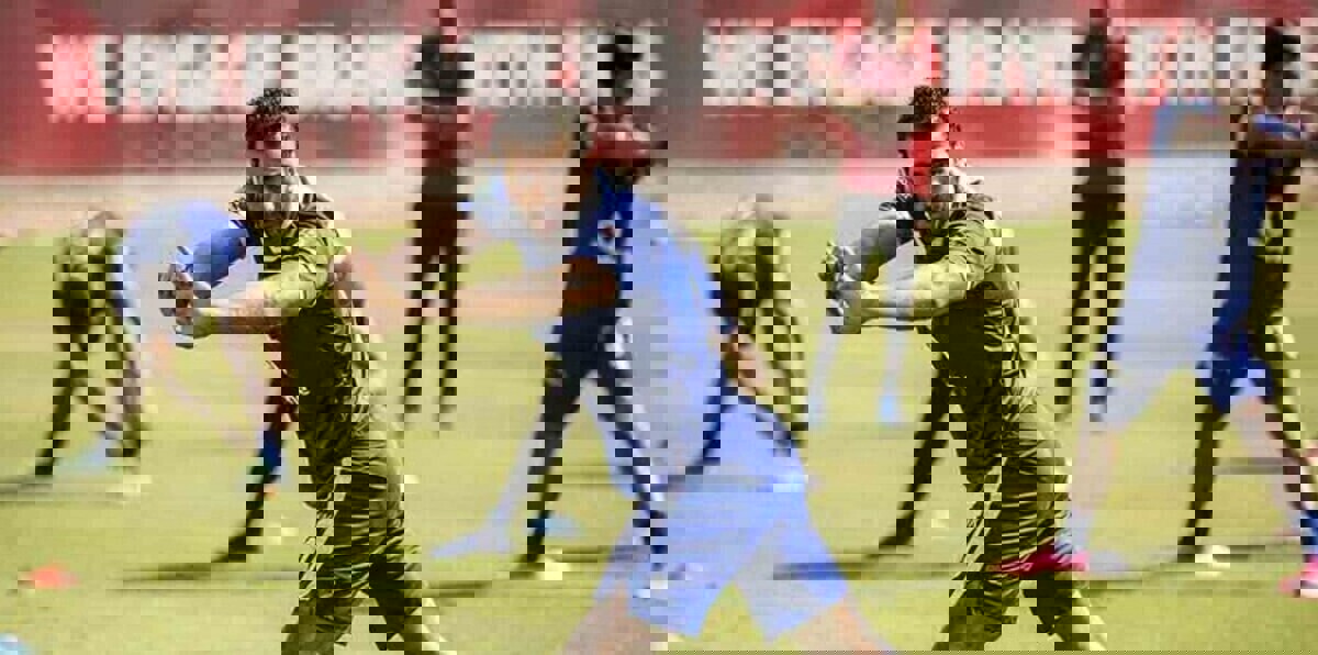 مشاجرة بين حسام البدري وعماد متعب في مران الأهلي المصري