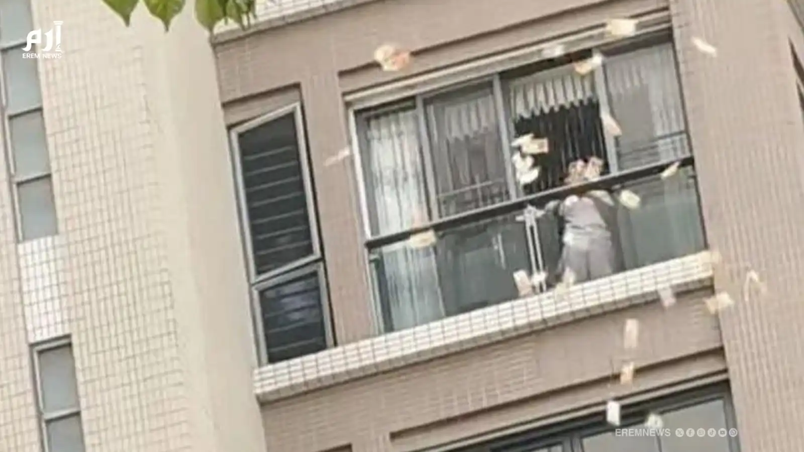 مليون دولار وساحة تدافع.. سيدة ترمي أموالها من شرفة منزلها (فيديو إرم)