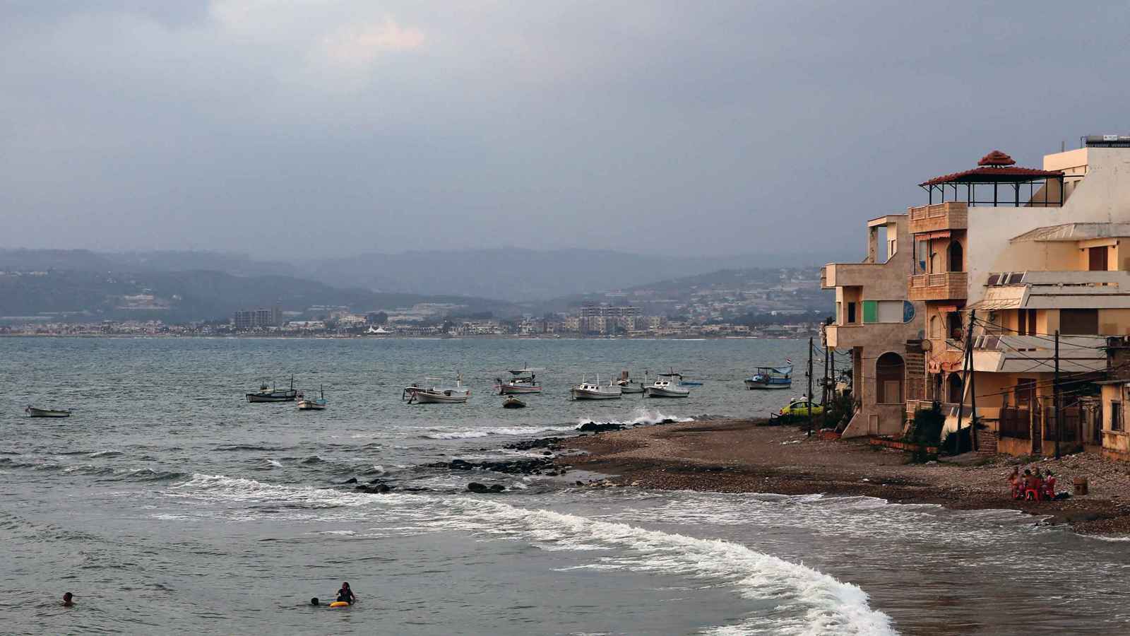 طرطوس تشهد حراكاً شعبياً وتدمير تماثيل الأسد (فيديو)