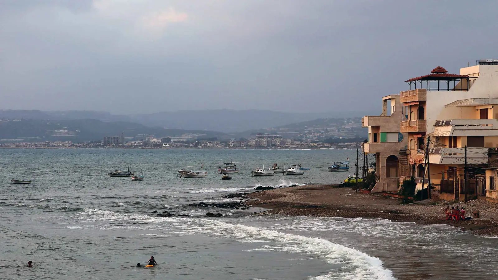 طرطوس تشهد حراكاً شعبياً وتدمير تماثيل الأسد (فيديو)