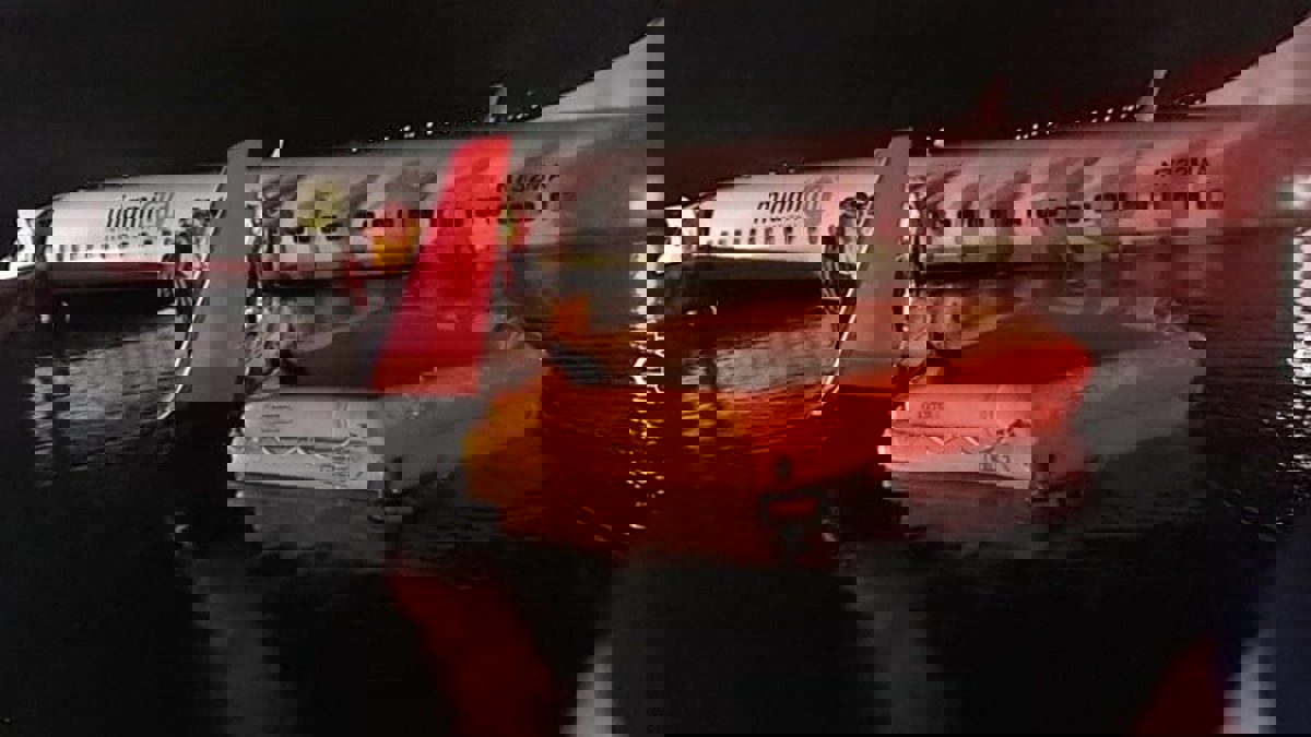 انزلاق طائرة "بوينغ 737" إلى نهر في فلوريدا وإصابة 21 شخصًا