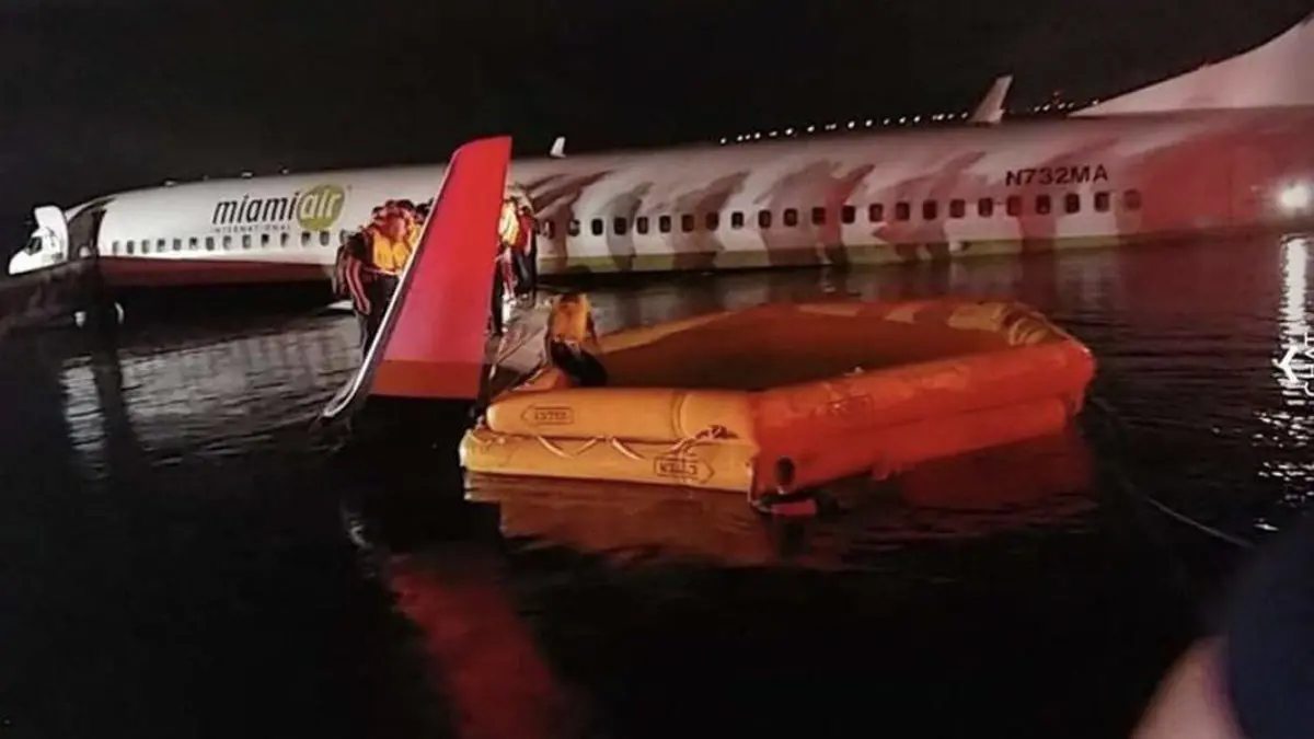 انزلاق طائرة "بوينغ 737" إلى نهر في فلوريدا وإصابة 21 شخصًا