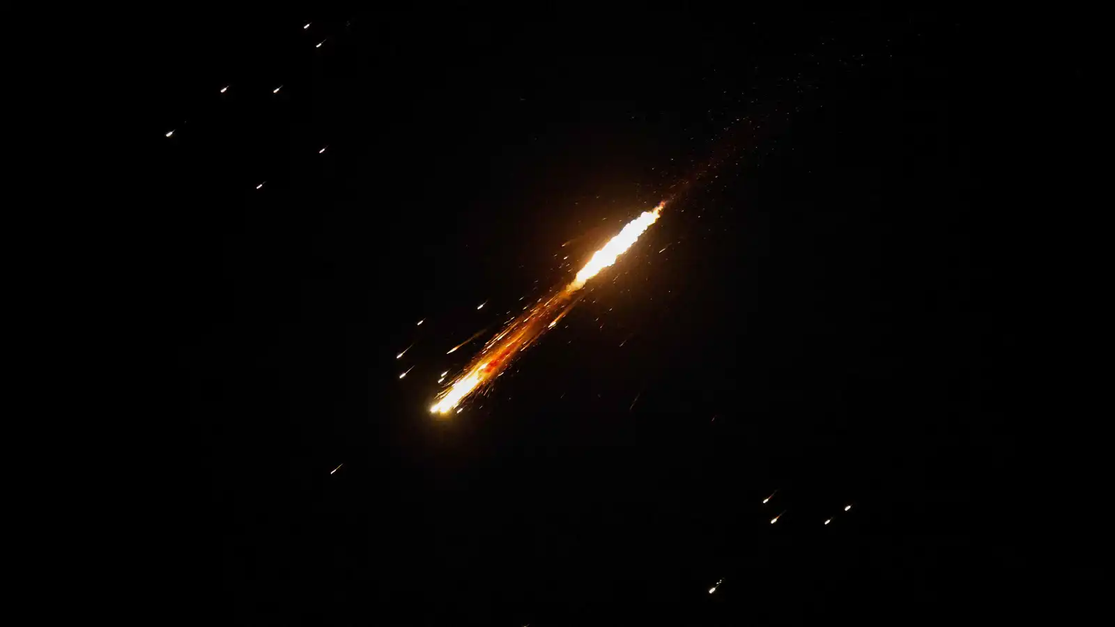 موجة صاروخية إيرانية تستهدف  شمالي إسرائيل وحزام غزة