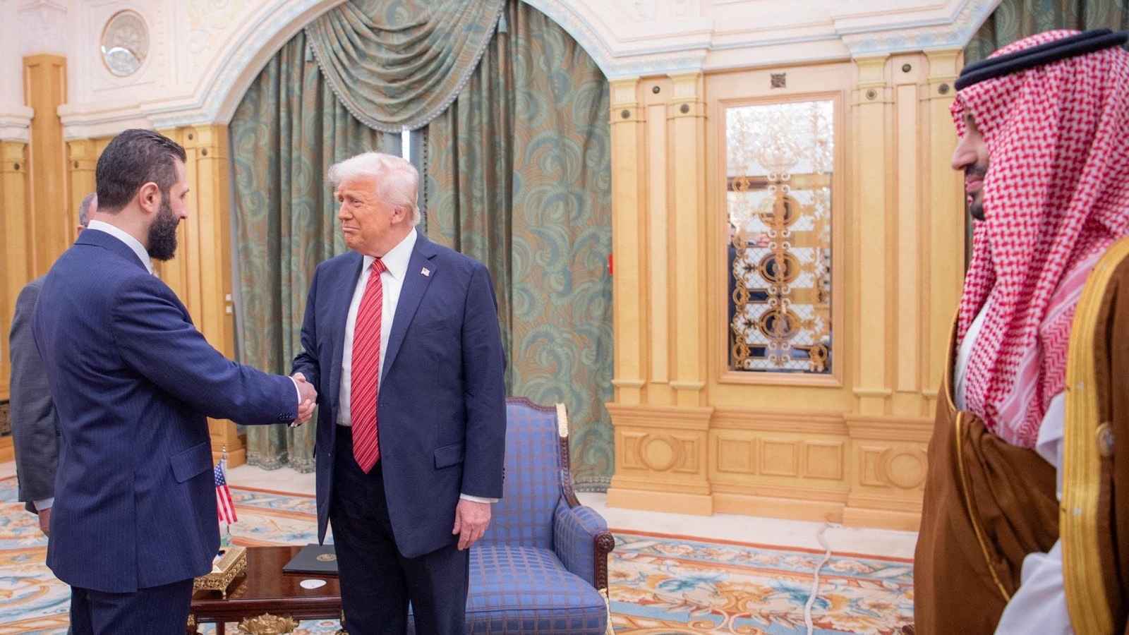 ترامب: أبلغنا إسرائيل أننا سنرفع العقوبات عن سوريا