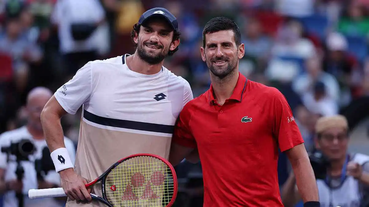 فاشيرو يصعق ديوكوفيتش ويتأهل لنهائي شنغهاي للتنس