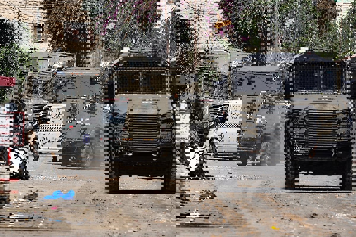 قيدوه بمركبة.. الجيش الإسرائيلي يعترف بالتنكيل بجريح فلسطيني