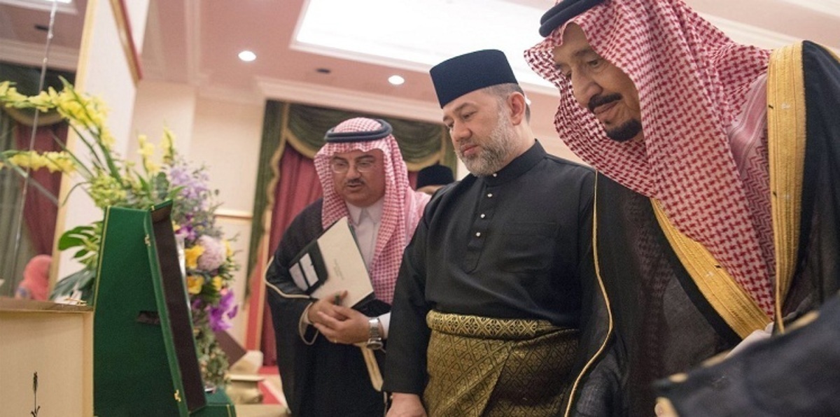 "سيلفي" للملك سلمان ورئيس وزراء ماليزيا عقب مباحثات رسمية (صورة)