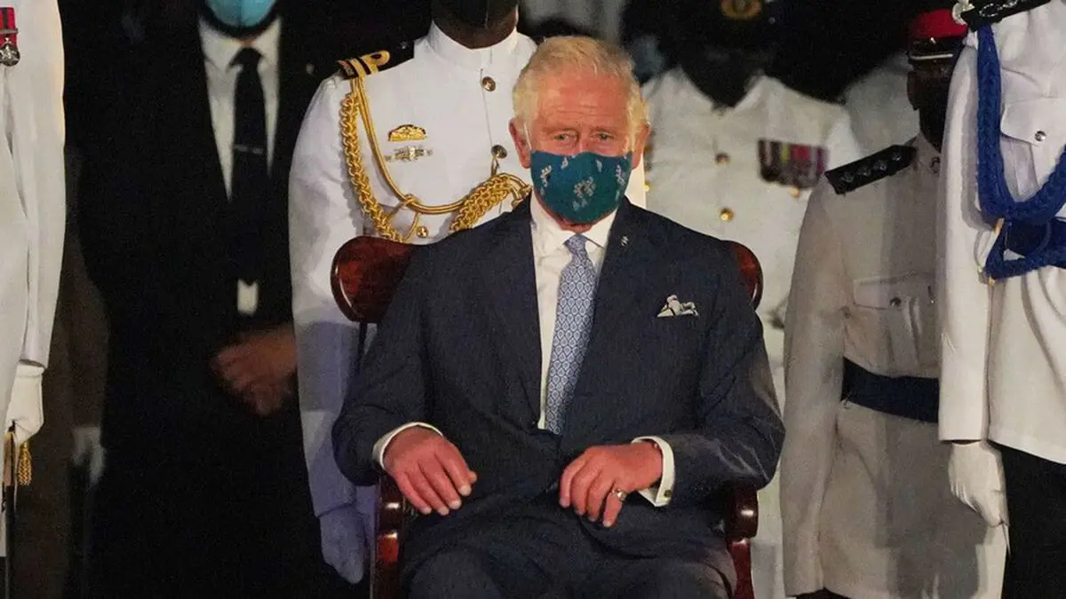 الأمير تشارلز يغفو خلال حفل استقلال باربادوس (فيديو)