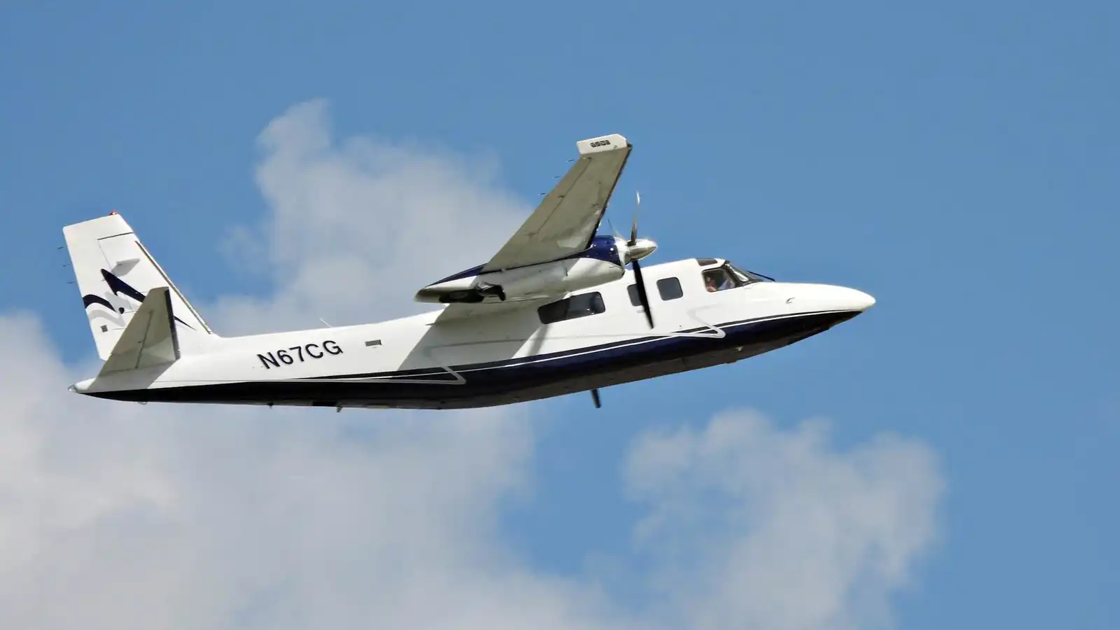 "أشبه بالأفلام".. هبوط اضطراري مثير لطائرة صغيرة (فيديو)