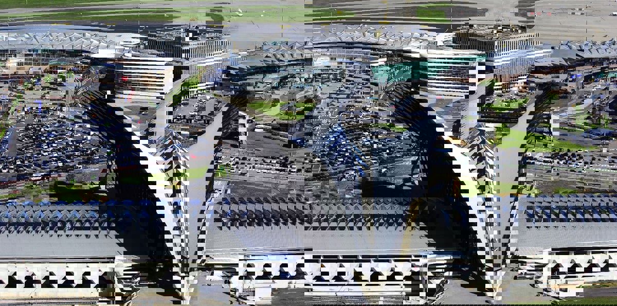 الشرطة الفرنسية تعتقل رجلًا اقتحم بسيارته مدرج مطار ليون (فيديو)