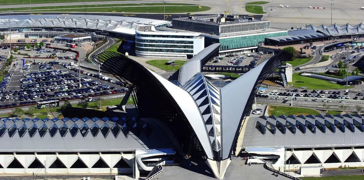 الشرطة الفرنسية تعتقل رجلًا اقتحم بسيارته مدرج مطار ليون (فيديو)