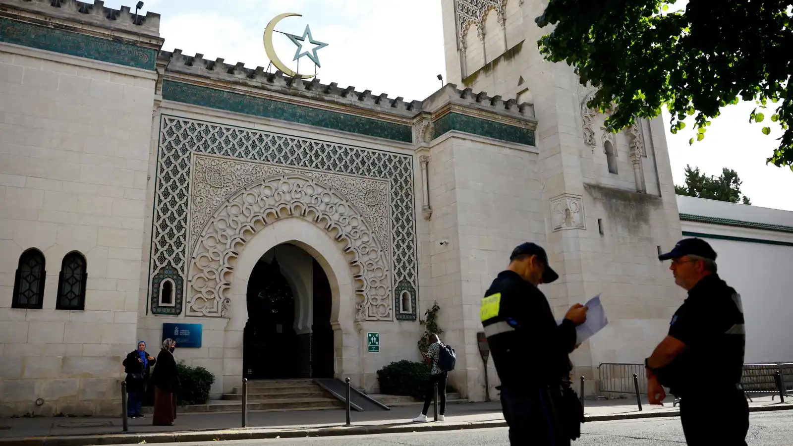 "لوفيغارو": تنظيمات إخوانية وراء إصدار كتاب "خبيث" في فرنسا