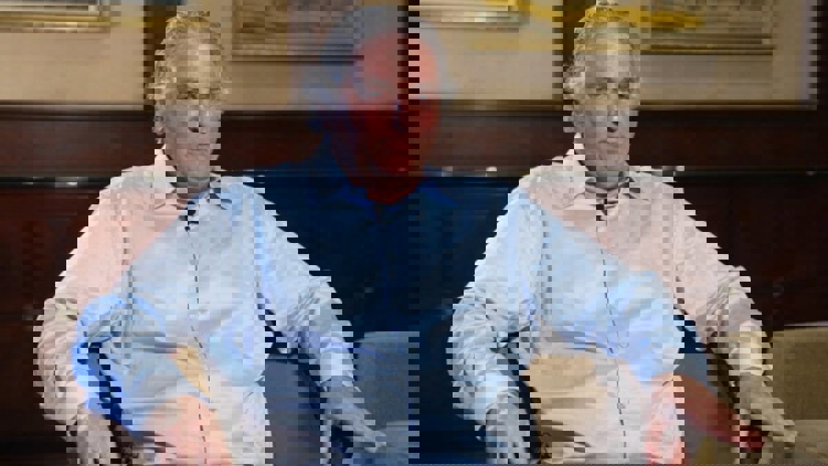 قناة عبرية تشكك برواية ملياردير لاذ إليه نتنياهو عشية الهجوم الإيراني