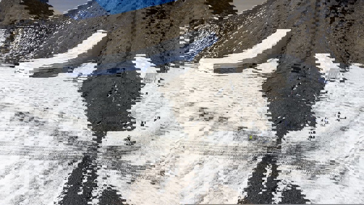 لأول مرة في ألفي عام.. ظهور درب صخري بين نهرين جليديين في سويسرا