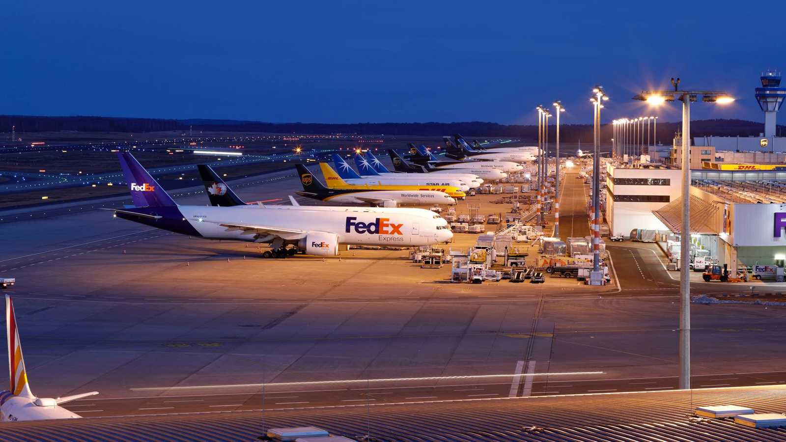 مسافران يحاولان اقتحام الطائرة بعد فوات موعد الصعود (فيديو)