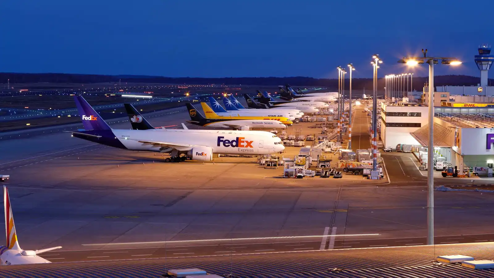 مسافران يحاولان اقتحام الطائرة بعد فوات موعد الصعود (فيديو)