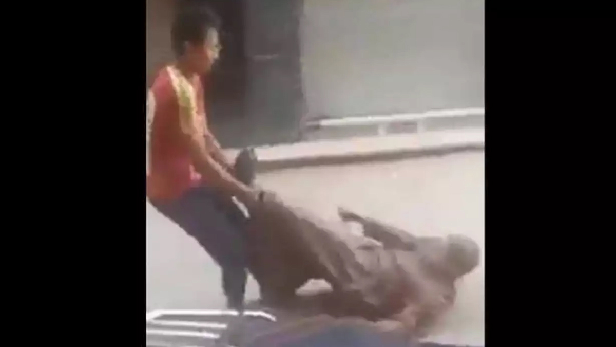 فيديو يوثق سحل رجل مسن في الشارع يثير الغضب في مصر