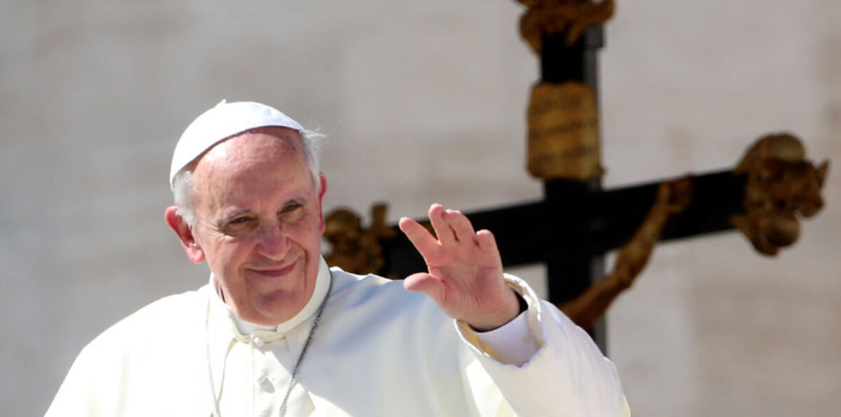 البابا فرانسيس يصل مطار القاهرة في أول زيارة منذ توليه منصبه