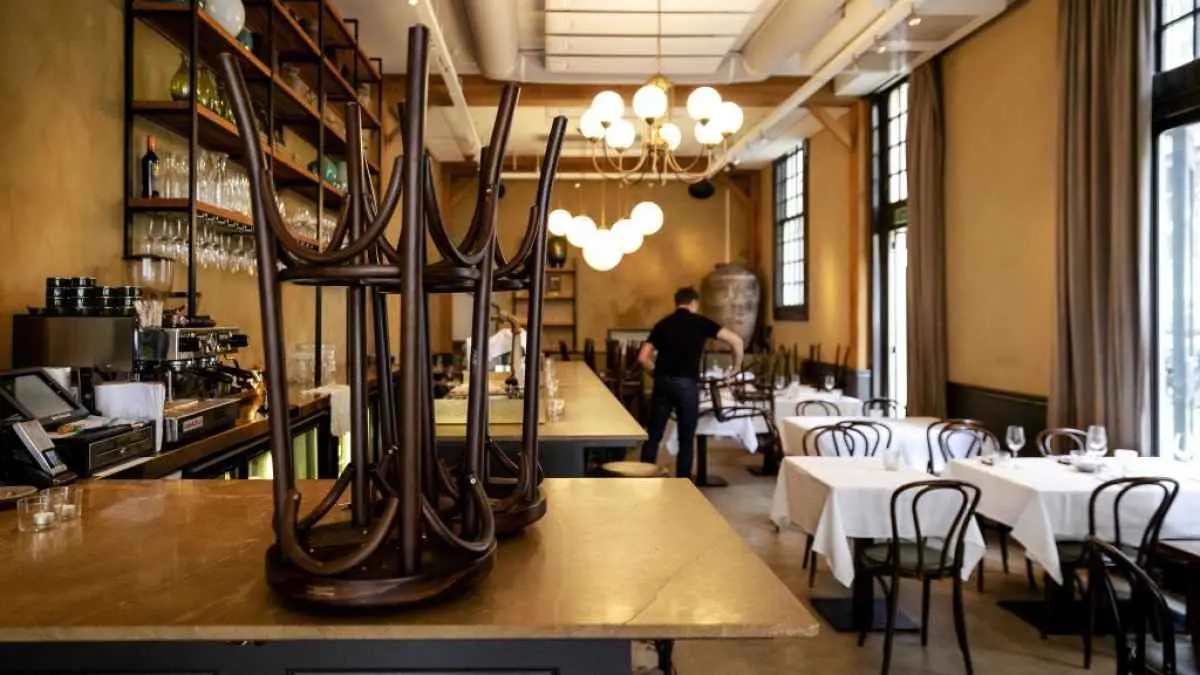 مصر.. القبض على صاحب مطعم شهير بعد تسمم العشرات