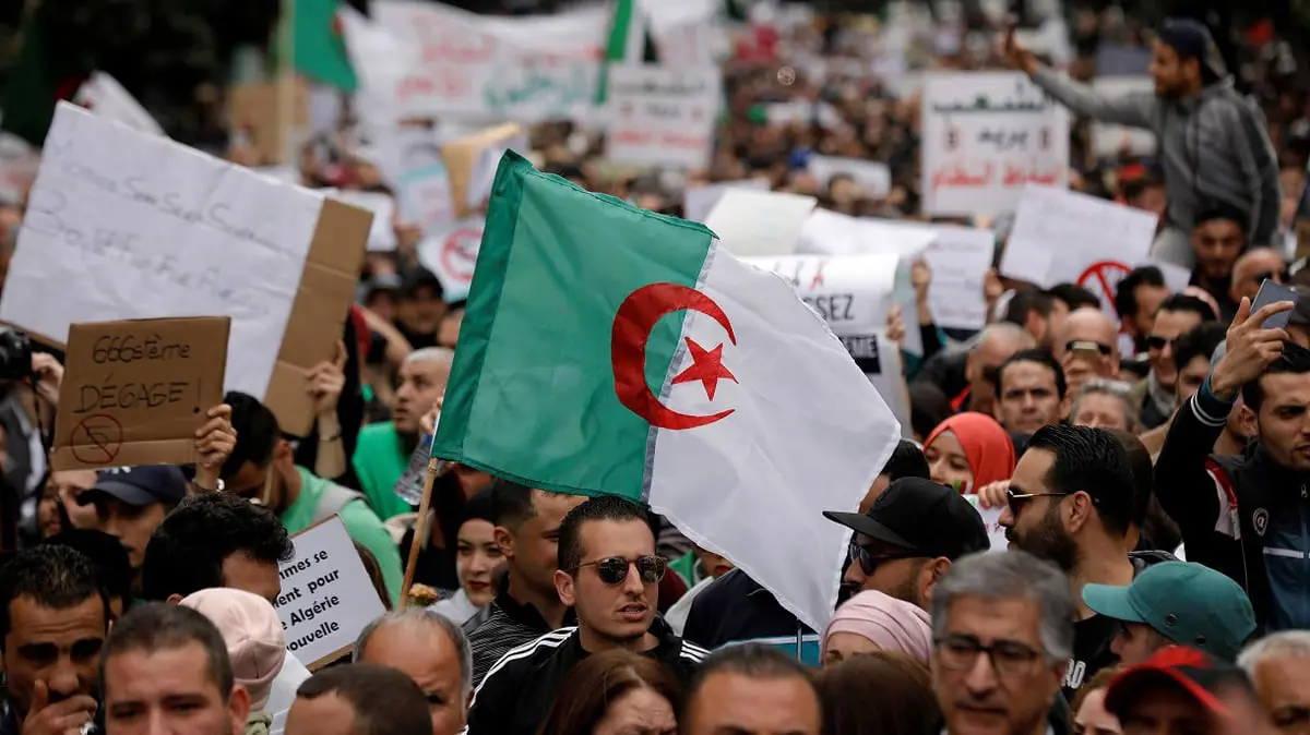 وسط إضراب عام في الجزائر.. وزراء يعلقون نشاطات رسمية بشكل مفاجئ