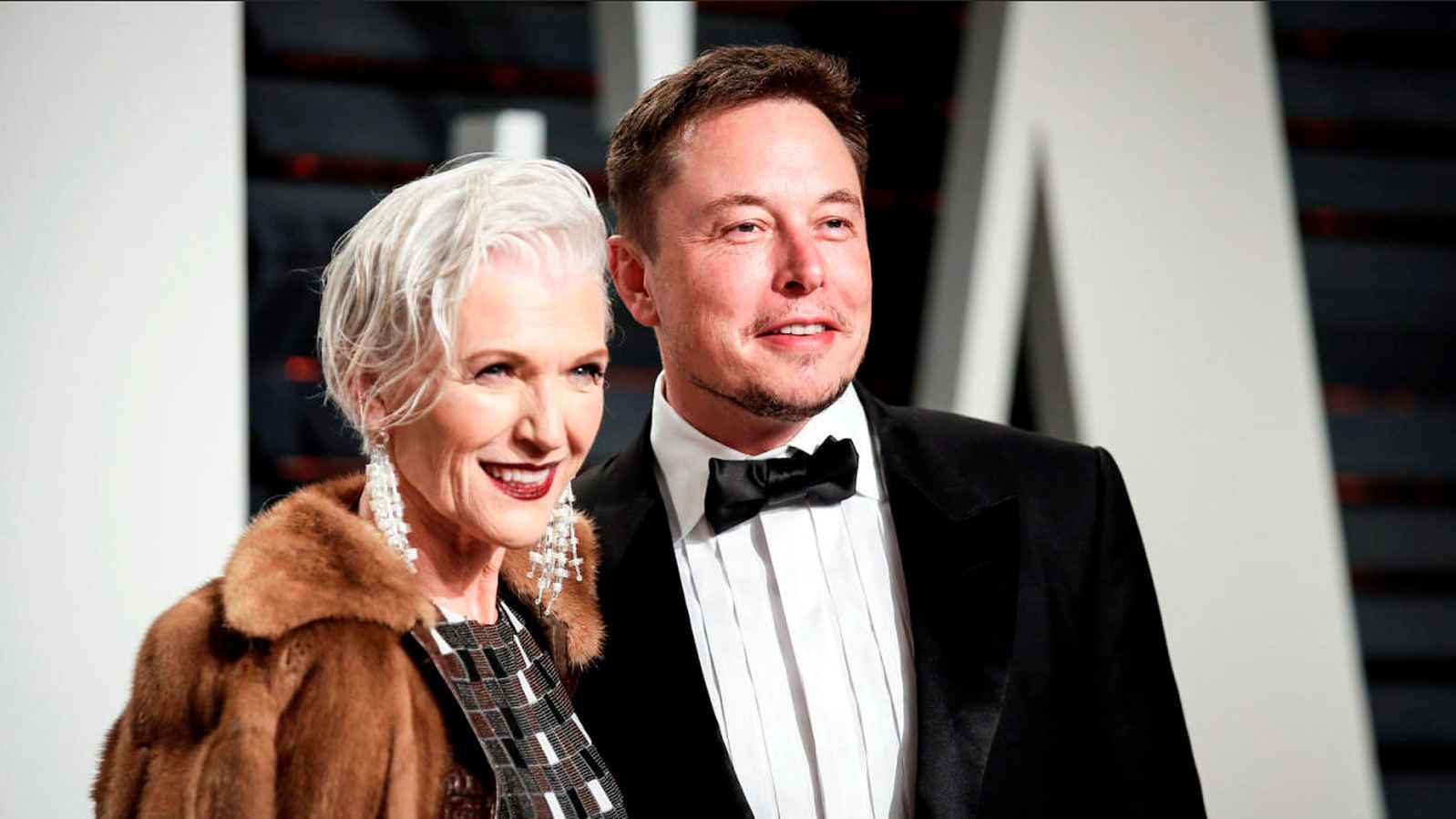 "إندبندنت": والدة ماسك تحمل مفتاح آراء ابنها "اليمينية المظلمة"