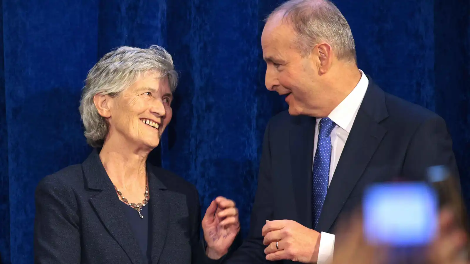 اليسارية المستقلة كونولي تفوز برئاسة أيرلندا بأغلبية ساحقة