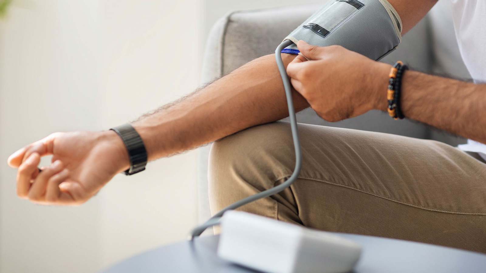 صباحاً أم مساءً؟.. إليك الوقت المناسب لقياس ضغط الدم