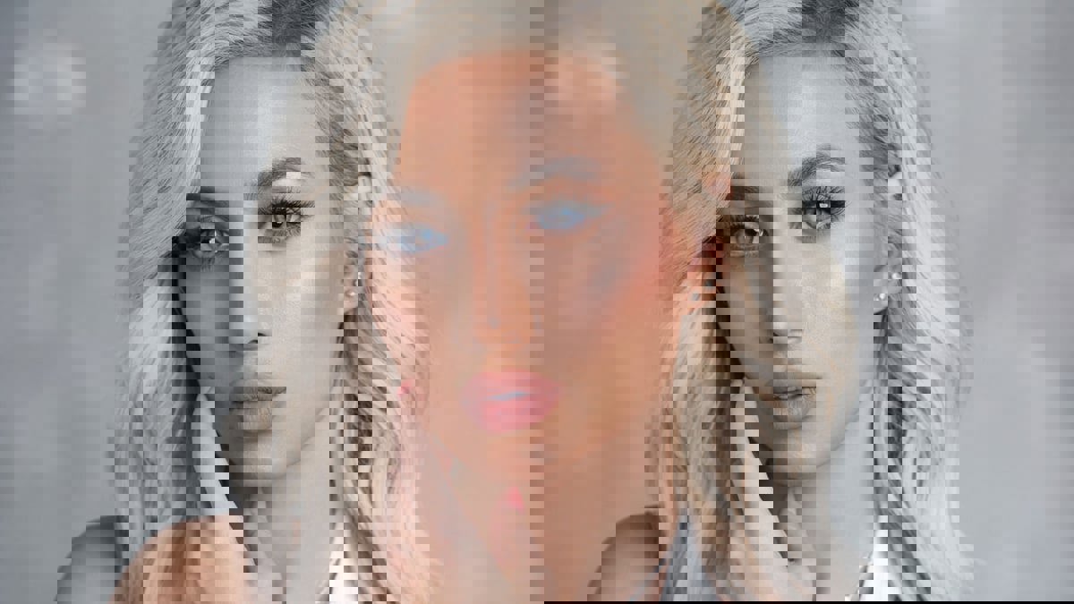 مودل روز ترد على اتهام طليقها بالاعتداء عليه بالضرب