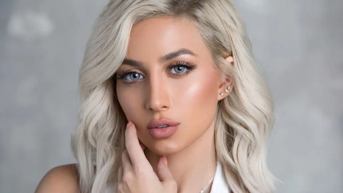 مودل روز ترد على اتهام طليقها بالاعتداء عليه بالضرب