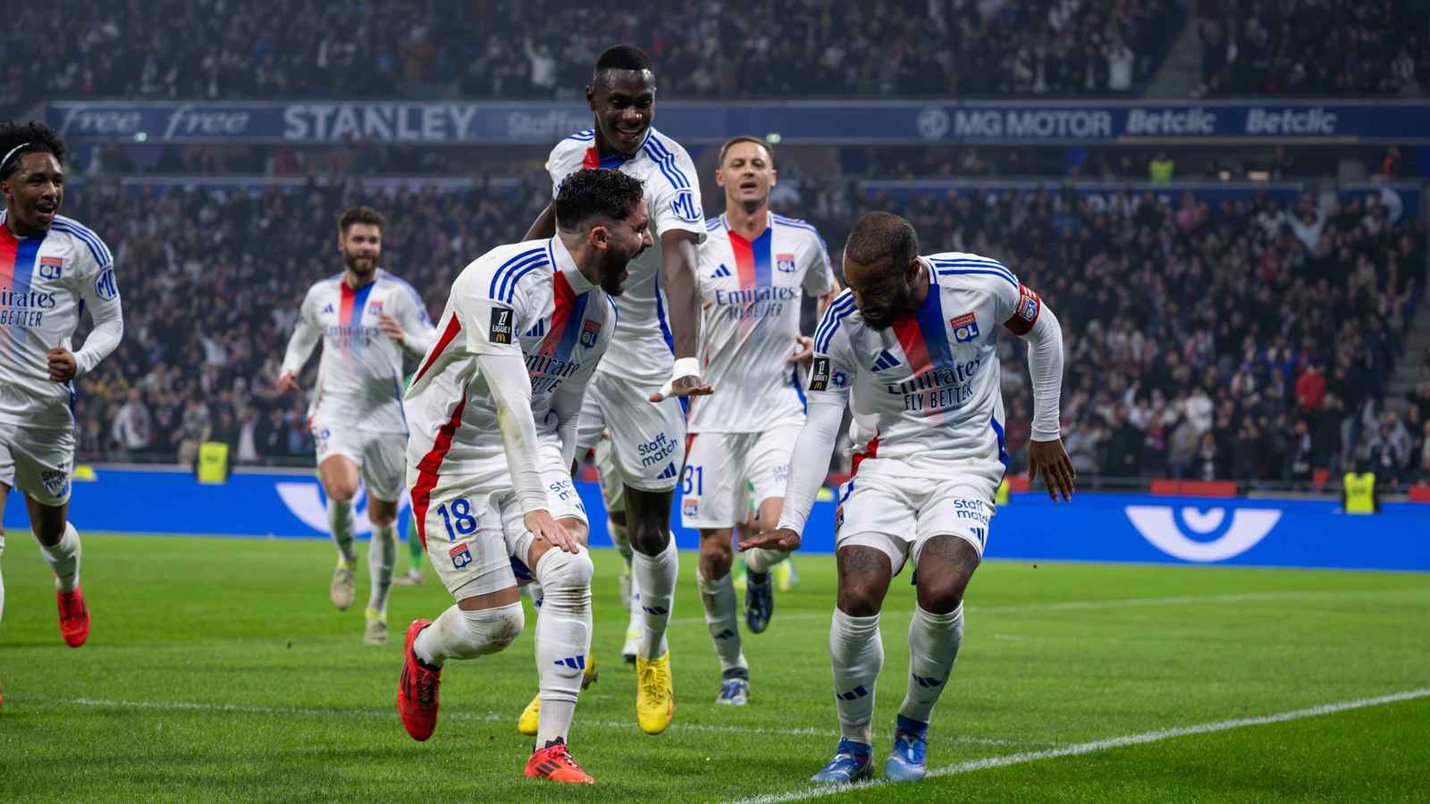 ليفربول يريده.. ليون الفرنسي يلجأ لبيع نجمه الجزائري لتفادي خطر الهبوط