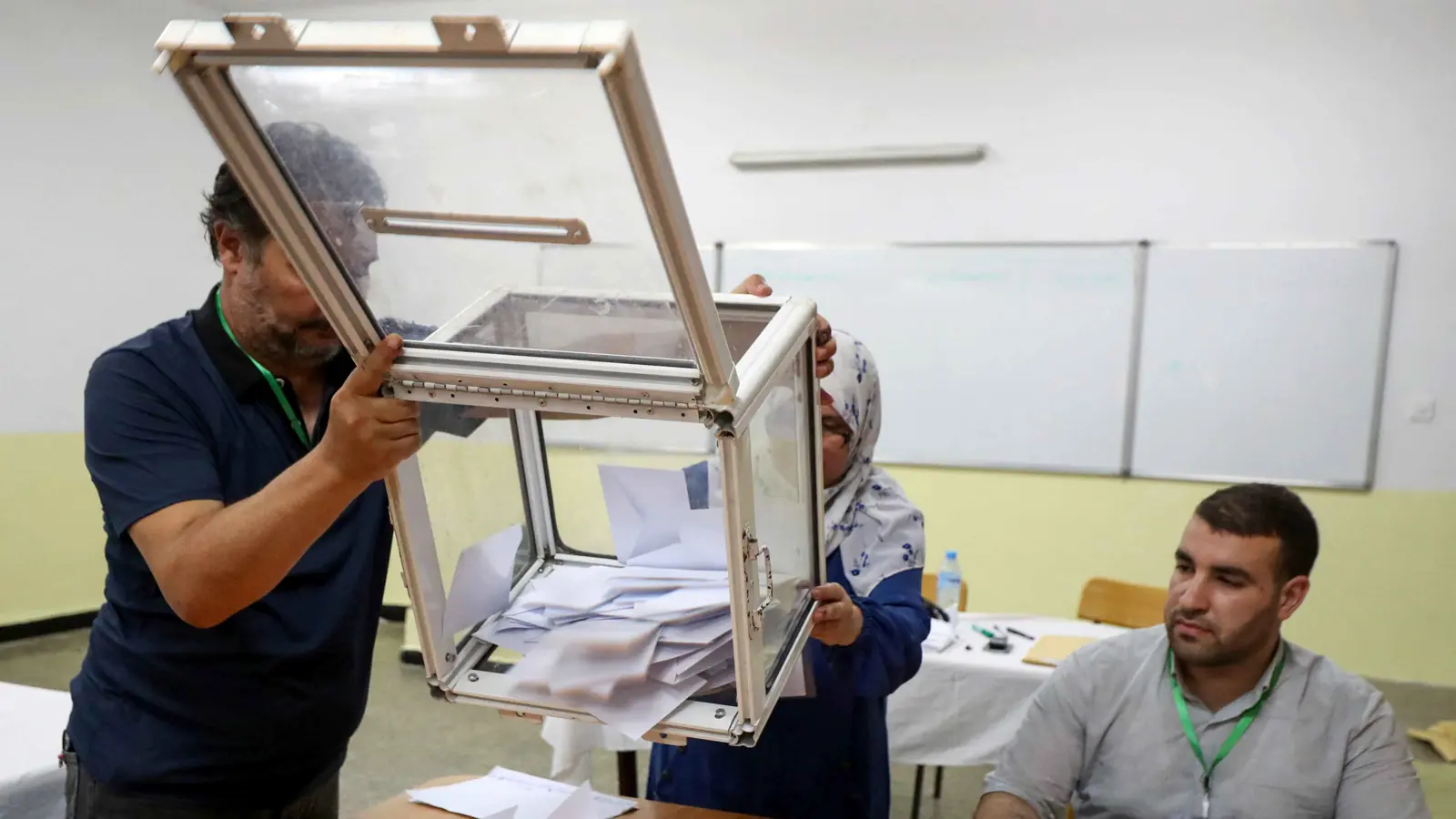 الانتخابات الجزائرية.. الفيضانات تعرقل إعلان النتائج وسط انتقادات لاذعة
