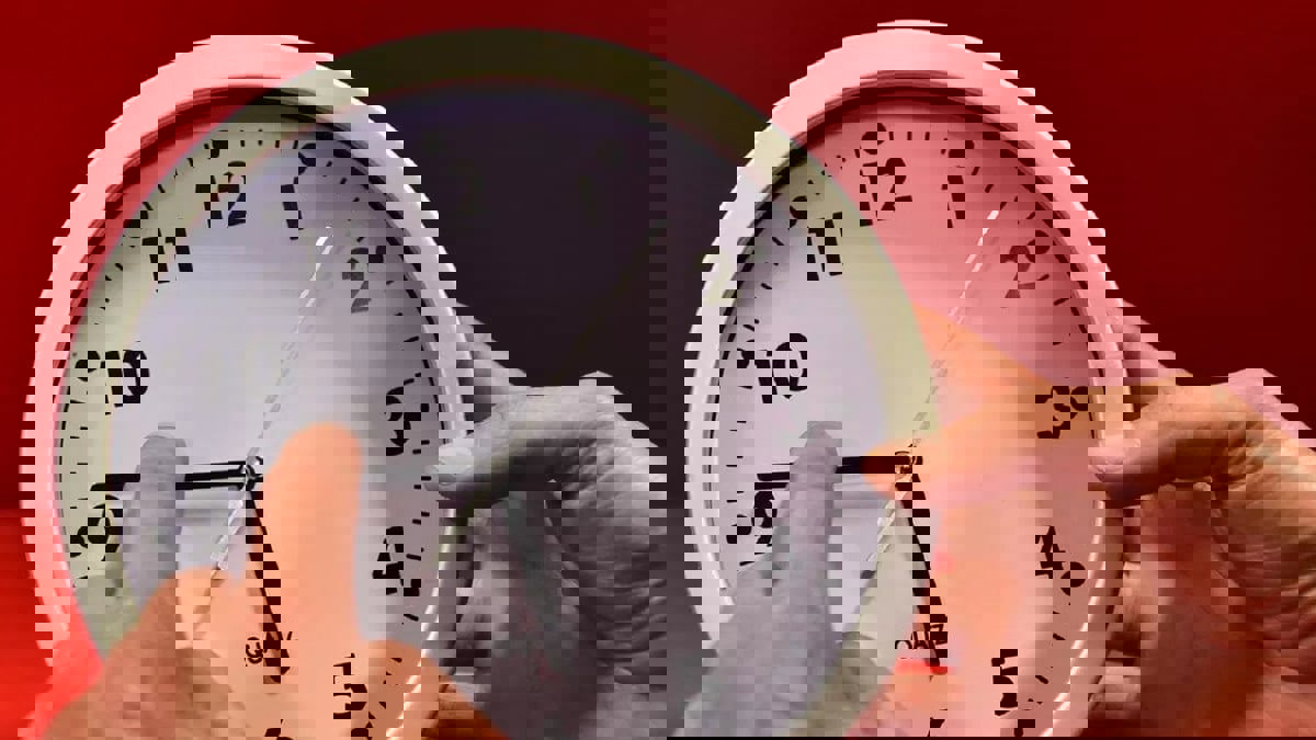 "الساعة الإضافية" تثير جدلاً في المغرب وسط مطالب بإلغائها