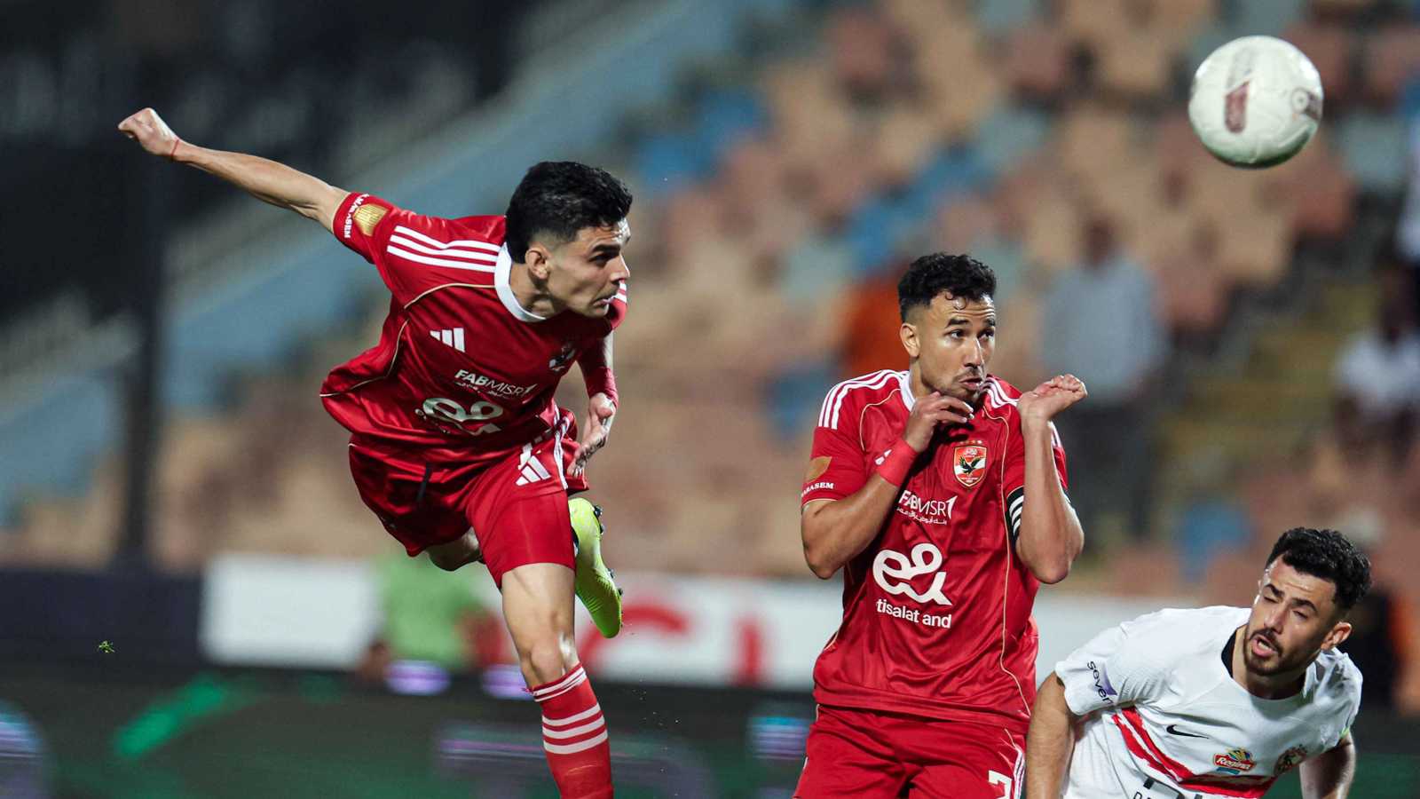 كم عدد أهداف أشرف بن شرقي في مواجهات الأهلي والزمالك؟ 