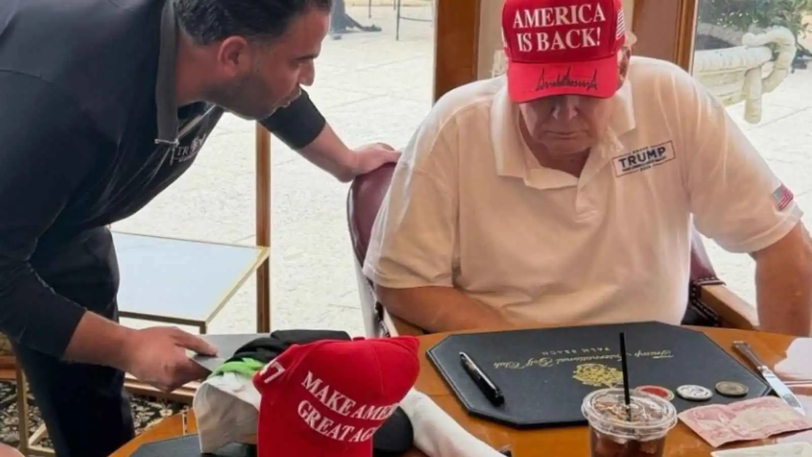 صورة لعملة صدام حسين أمام ترامب تشعل الجدل في العراق